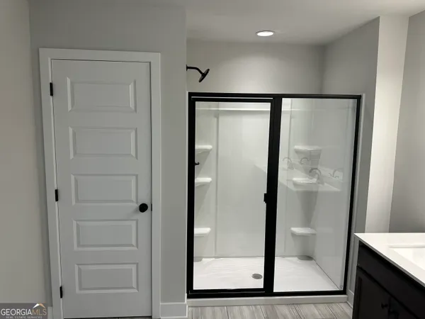 a sign that is sitting in the middle of a park