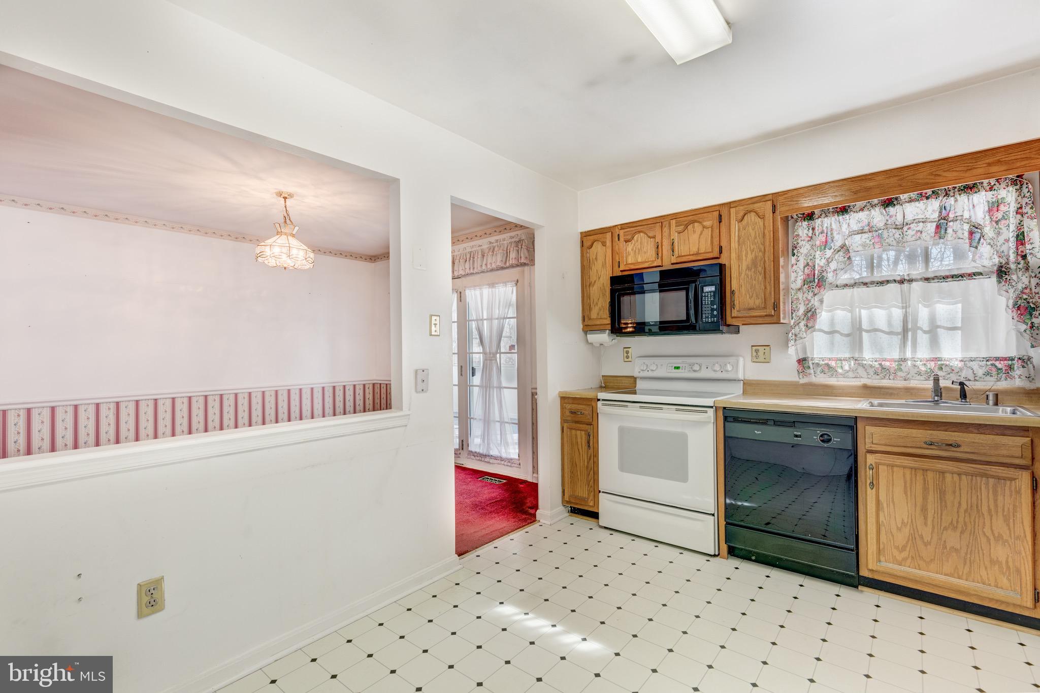 1923 Oak Lodge Road Baltimore, MD 21228 - Photo 5 of 43 Room For a Table