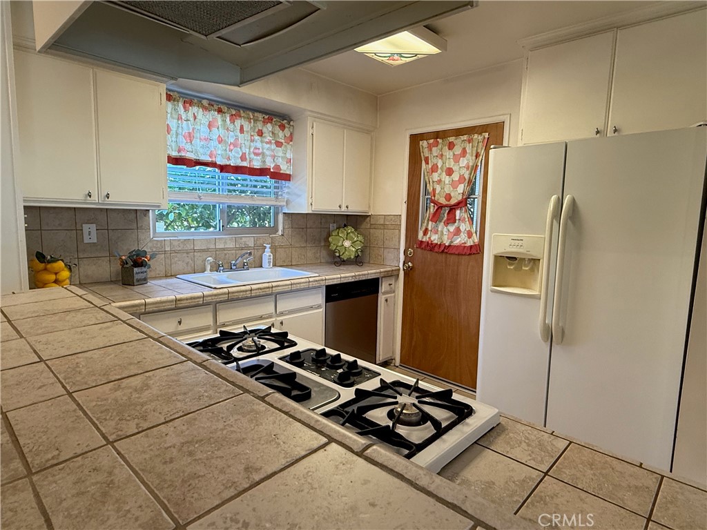 56 North Center Street Redlands, CA 92373 - Photo 11 of 15