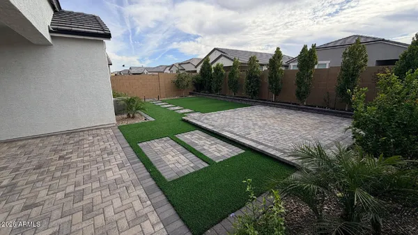 a view of a backyard