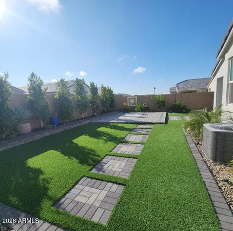 a view of a back yard