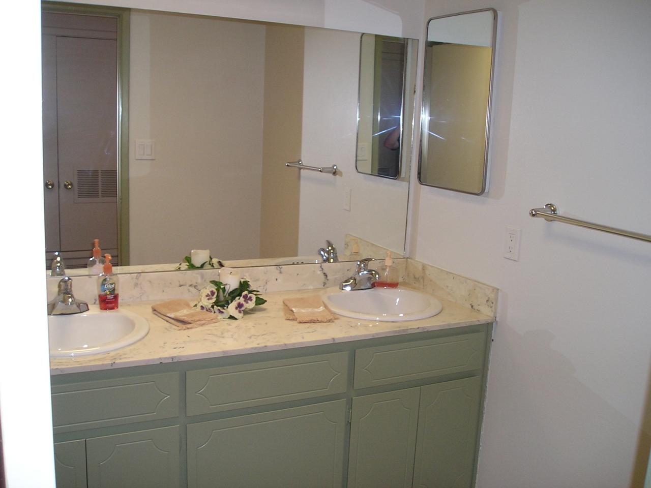 3832 West Griswold Road Phoenix, AZ 85051 - Photo 7 of 15 Guest Bathroom