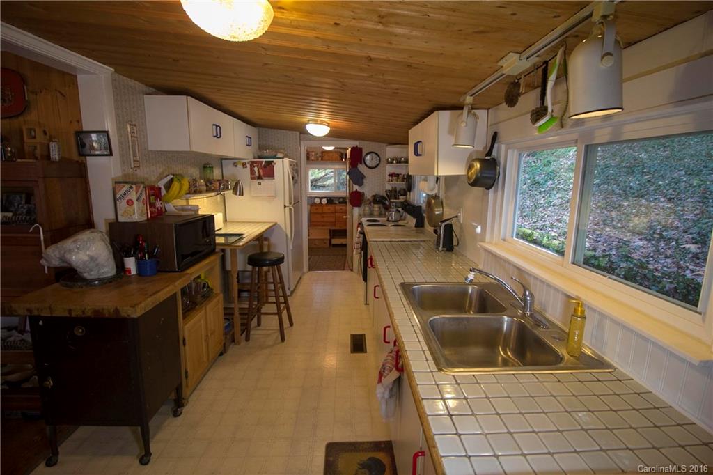 529 Barrett Road Balsam, NC 28707 - Photo 4 of 21 Gallery Image 4