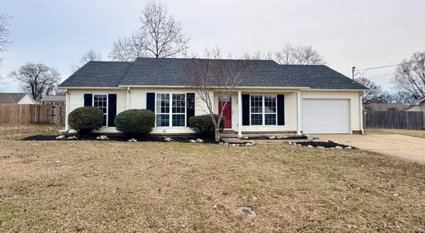 a view of a house with backyard and plants