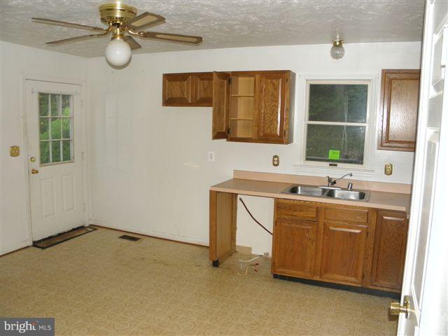 270 Parkside Road Linden, VA 22642 - Photo 11 of 20 Kitchen