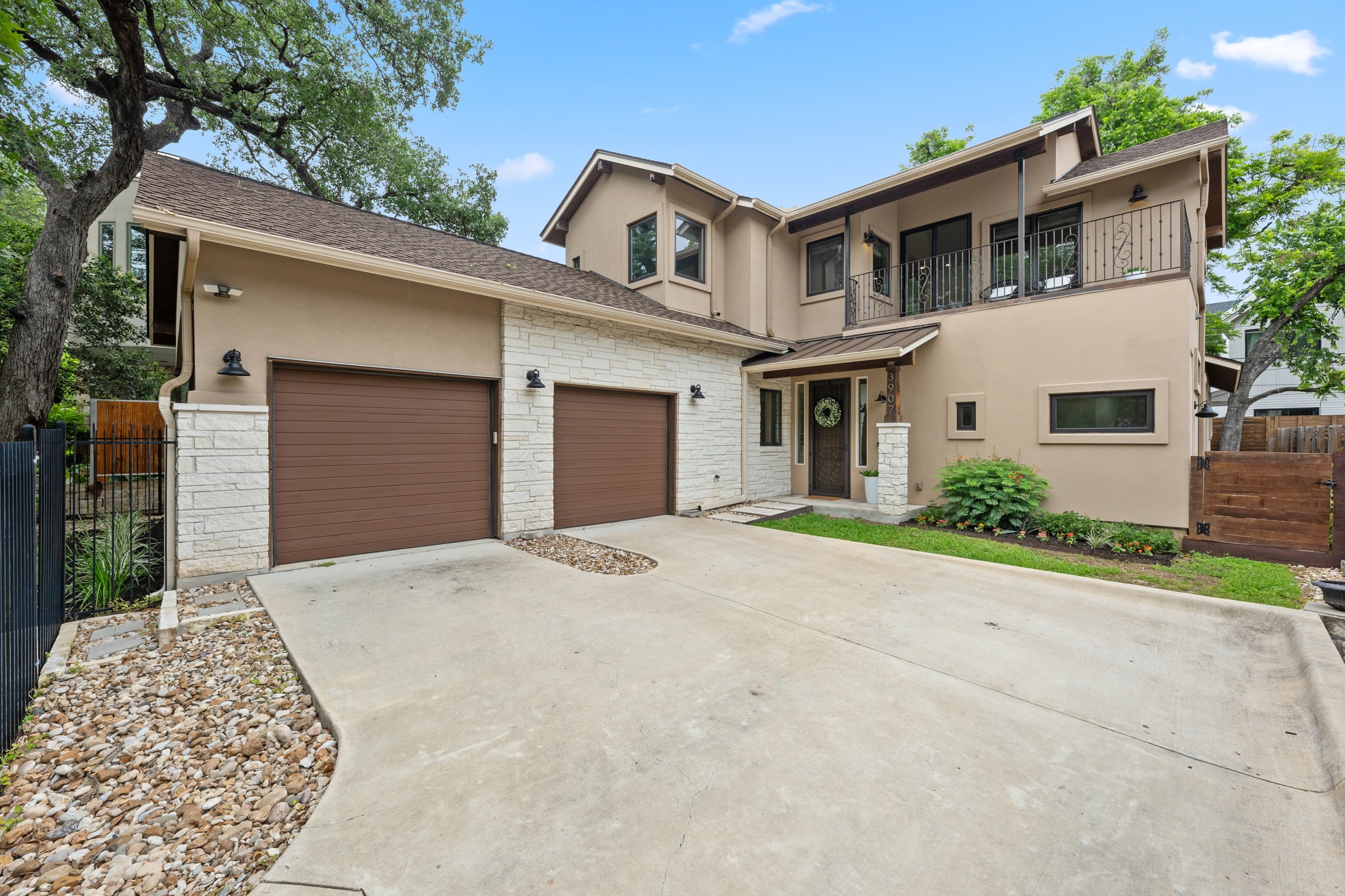 3907 Bailey Lane Austin, TX 78756 - Photo 5 of 40 Take advantage of this incredible opportunity to invest in your lifestyle with this stunning 2-story Rosedale home