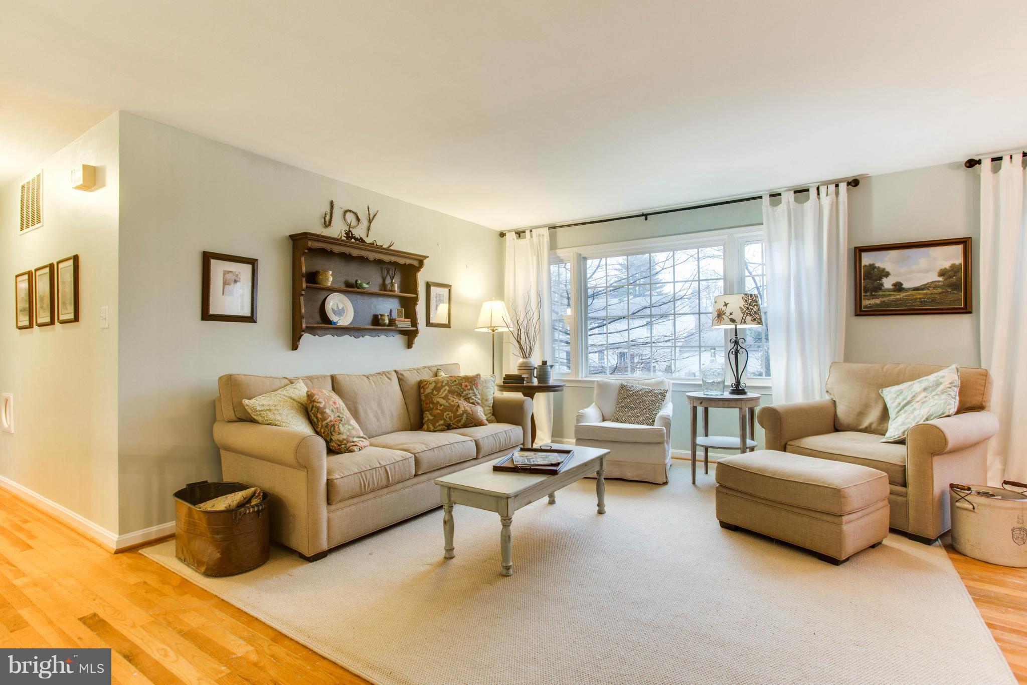 6807 Houndmaster Road Springfield, VA 22152 - Photo 7 of 22 Living Room