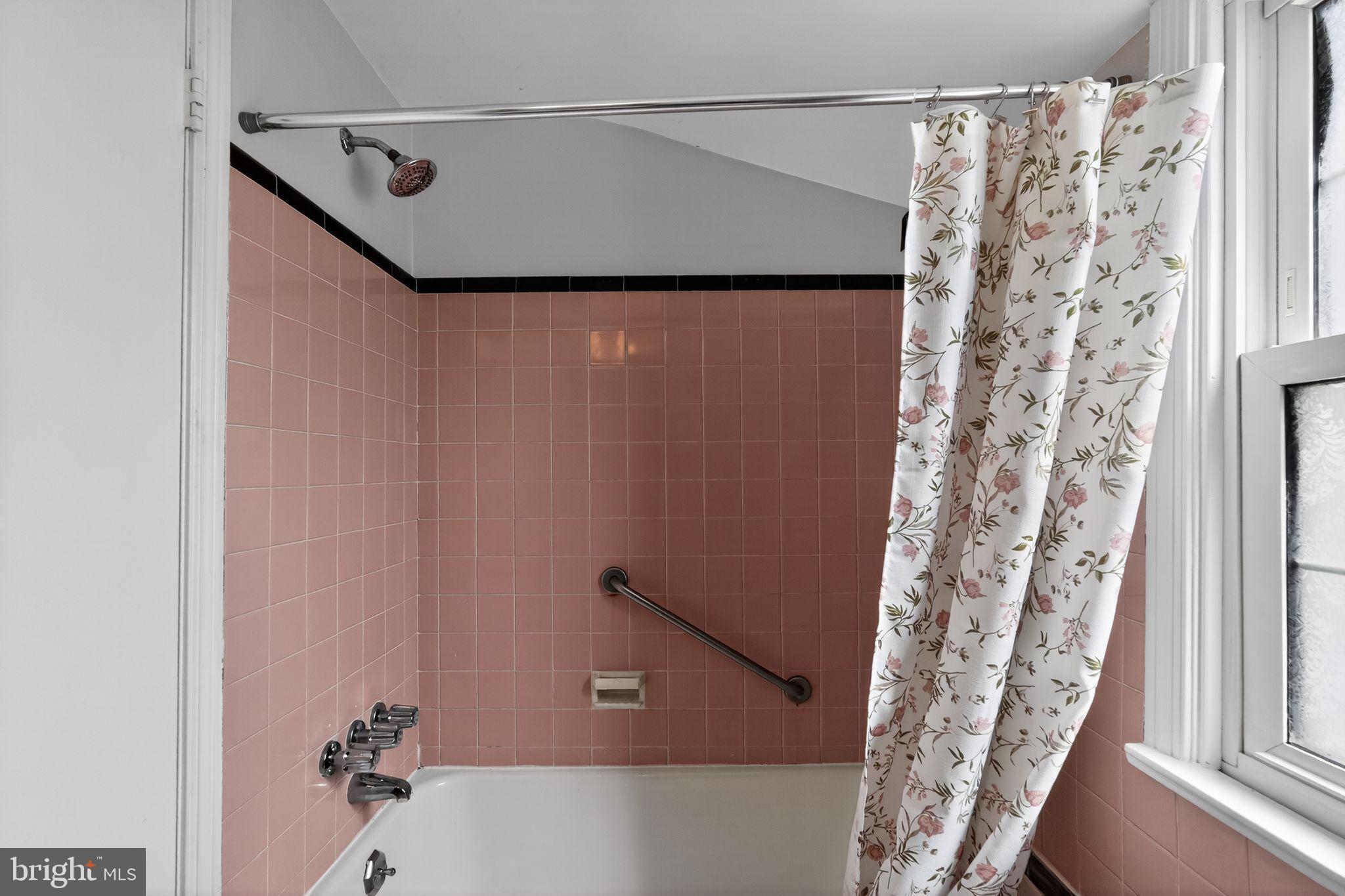 517 Weymouth Road Springfield, PA 19064 - Photo 26 of 31 a bathroom with a shower and a tub