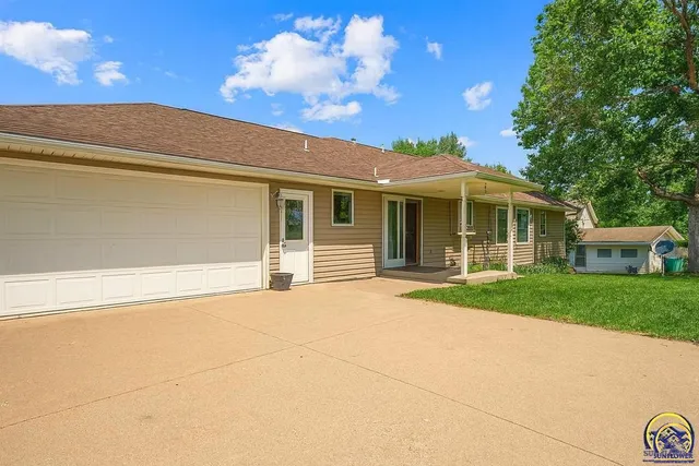 $318,000 | 915 Walnut Street, Valley Falls, KS 66088