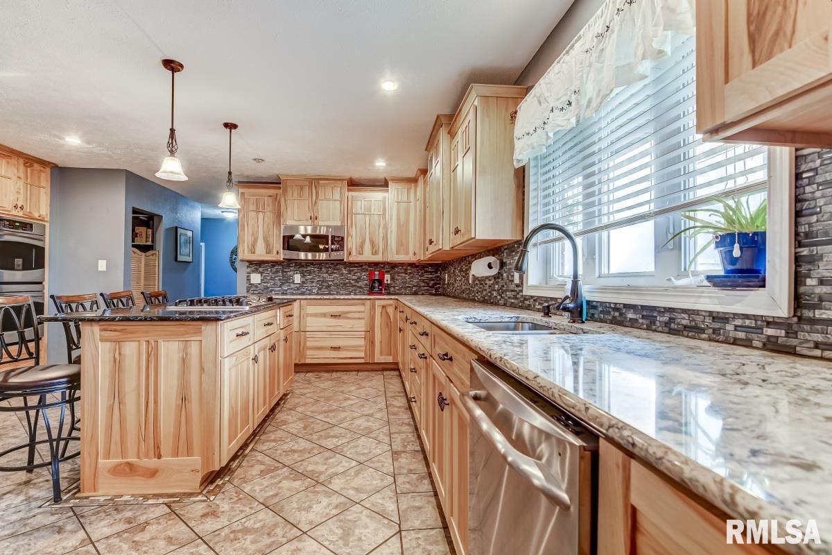25638 Henderson Road Carlinville, IL 62626 - Photo 14 of 41