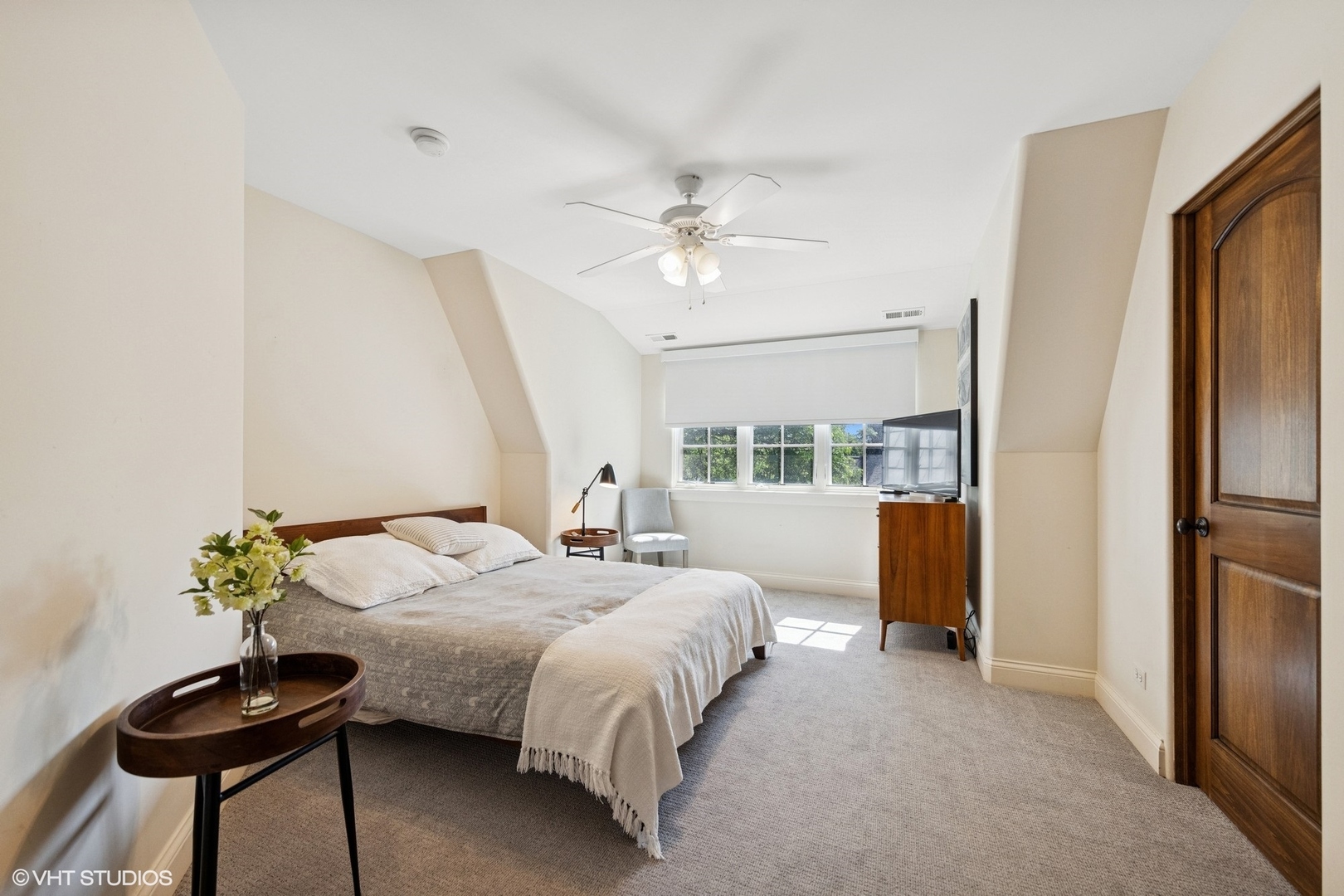 437 North County Line Road Hinsdale, IL 60521 - Photo 20 of 25 a bedroom with a bed and a chandelier