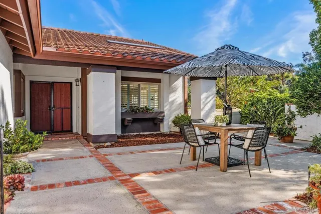 a view of a dinning table and chairs in patio