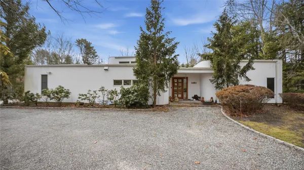 a view of a house with backyard and garden