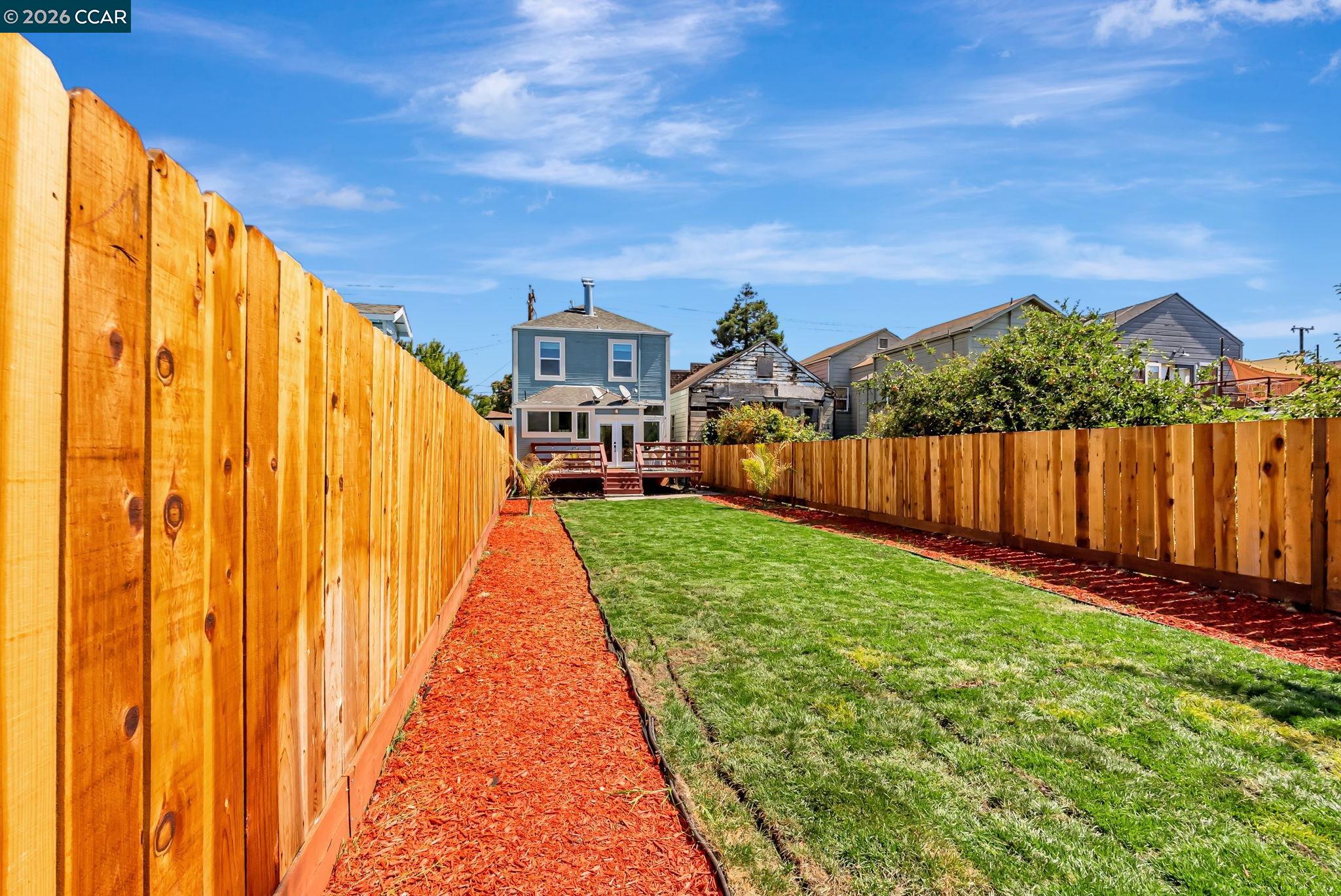 1727 9th Street Oakland, CA 94607 - Photo 34 of 36 a view of a backyard with a garden