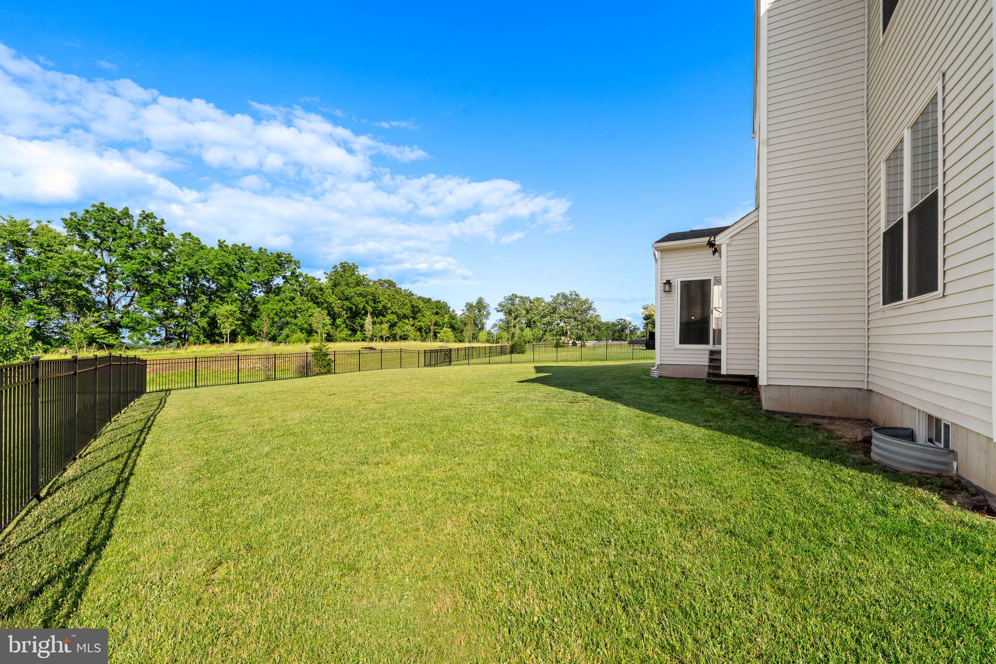 130 Violet Way Spring City, PA 19475 - Photo 3 of 62 Flat Fenced in Yard