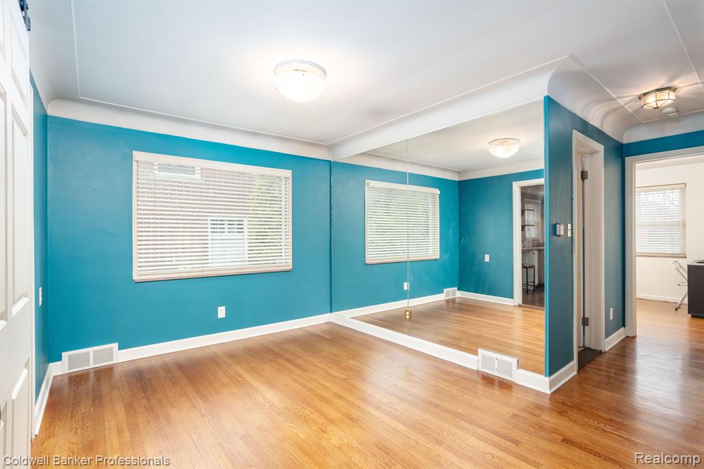 1485 Fairholme Road Grosse Pointe Woods, MI 48236 - Photo 7 of 40