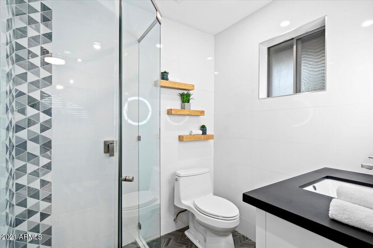 2117 East Lawrence Road Phoenix, AZ 85016 - Photo 21 of 40 Den Bathroom