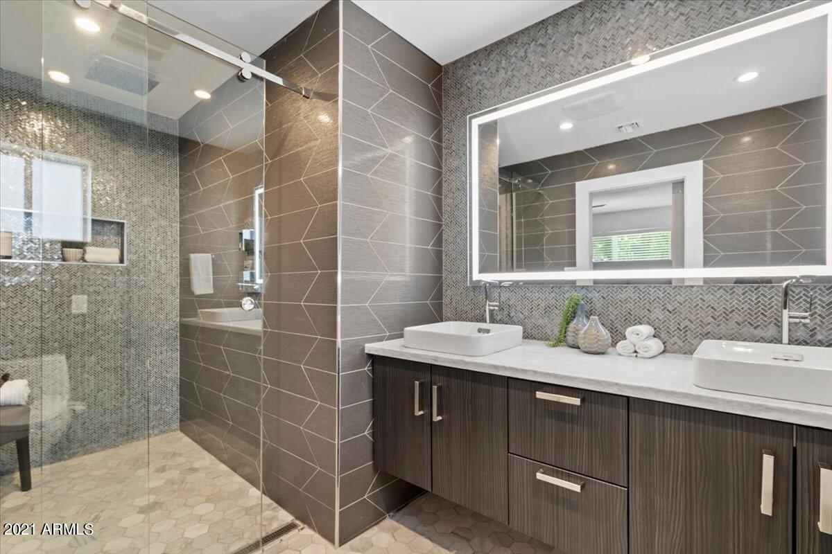 2117 East Lawrence Road Phoenix, AZ 85016 - Photo 25 of 40 Primary Bathroom