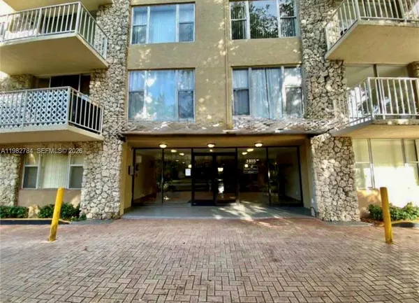 $1,950 | 1805 Sans Souci Boulevard, Unit 501, North Miami, FL 33181