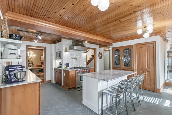 $1,400,000 | 1001 Highway 33, Portage, WI 53901