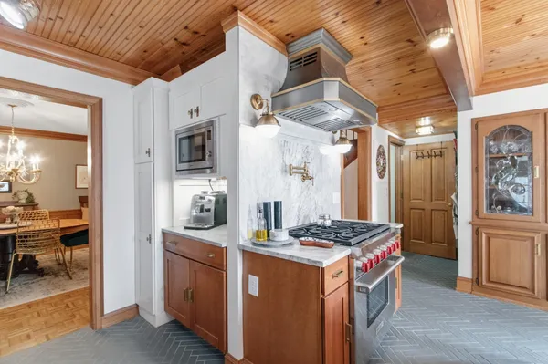 $1,400,000 | 1001 Highway 33, Portage, WI 53901