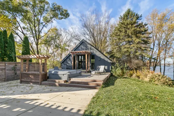 $1,400,000 | 1001 Highway 33, Portage, WI 53901