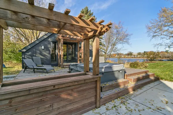 $1,400,000 | 1001 Highway 33, Portage, WI 53901