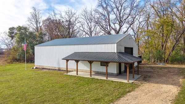 $1,400,000 | 1001 Highway 33, Portage, WI 53901