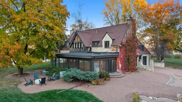 $1,400,000 | 1001 Highway 33, Portage, WI 53901