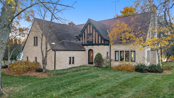 $1,400,000 | 1001 Highway 33, Portage, WI 53901