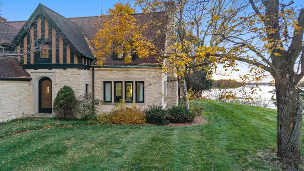 $1,400,000 | 1001 Highway 33, Portage, WI 53901