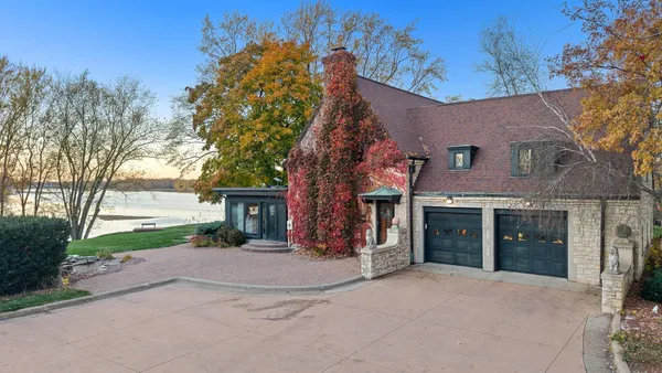 $1,400,000 | 1001 Highway 33, Portage, WI 53901