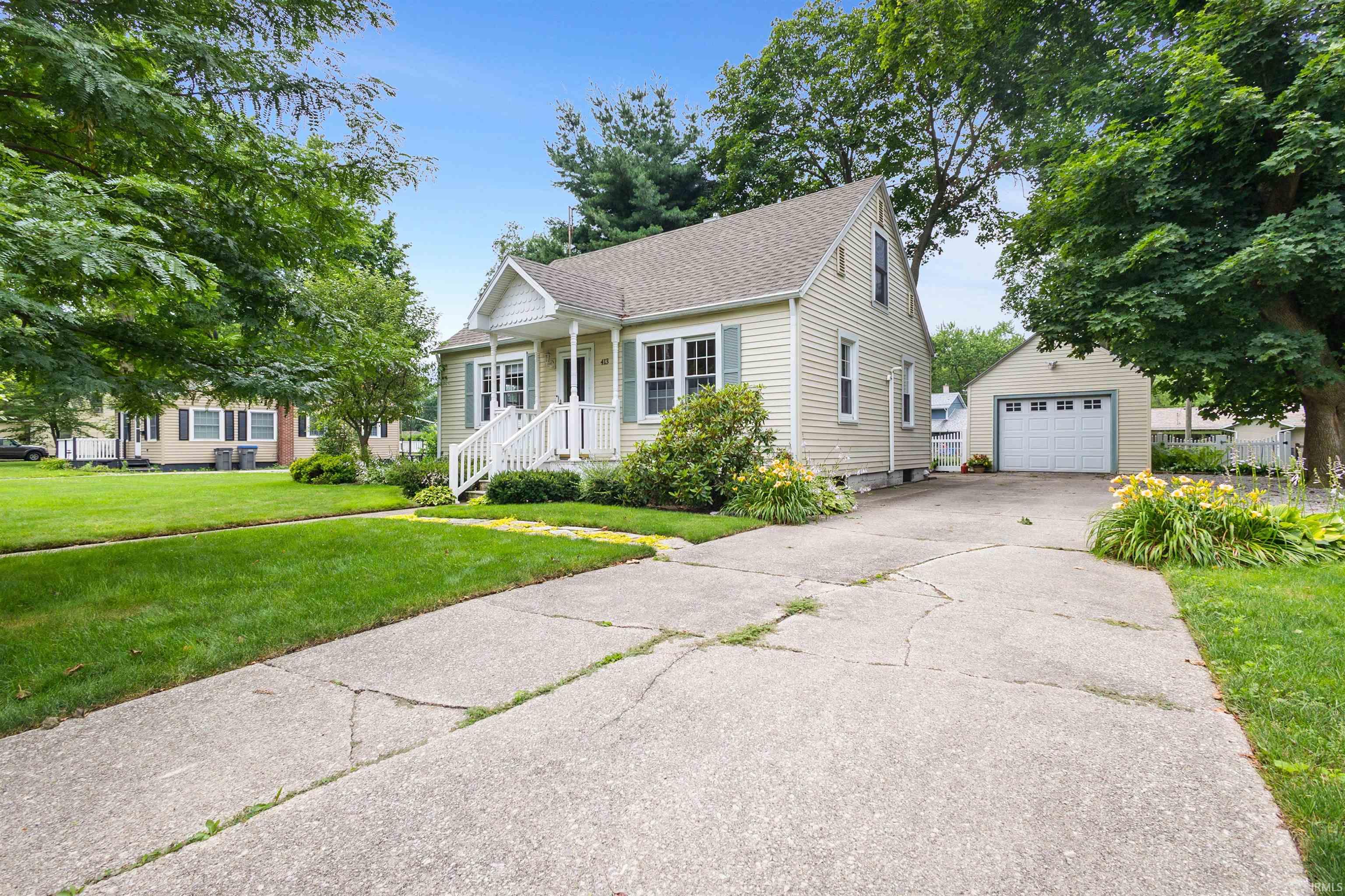 413 South Riverside Boulevard Goshen, IN 46526 - Photo 2 of 37