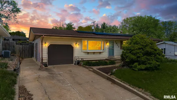 $189,990 | 1917 West Daytona Drive, Peoria, IL 61614