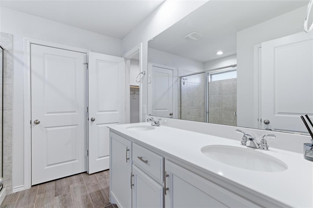748 Ruellia Street Weatherford, TX 76086 - Photo 21 of 37 a bathroom with a sink and a mirror