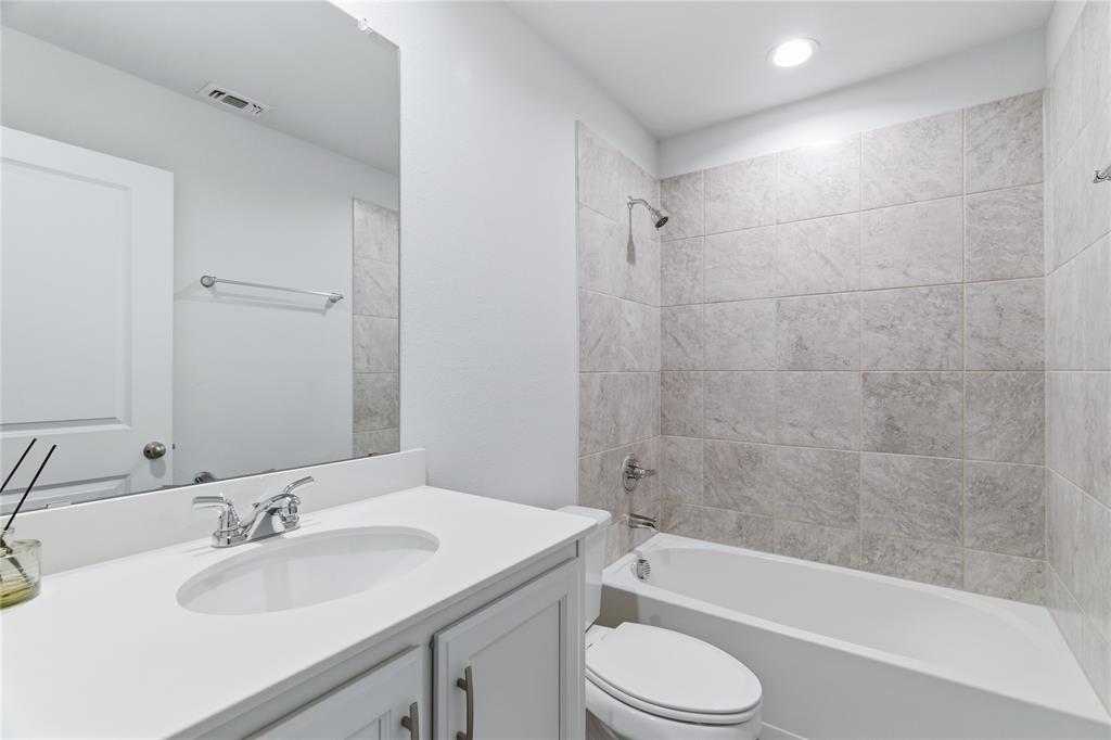 748 Ruellia Street Weatherford, TX 76086 - Photo 25 of 37 a bathroom with a sink toilet and bathtub