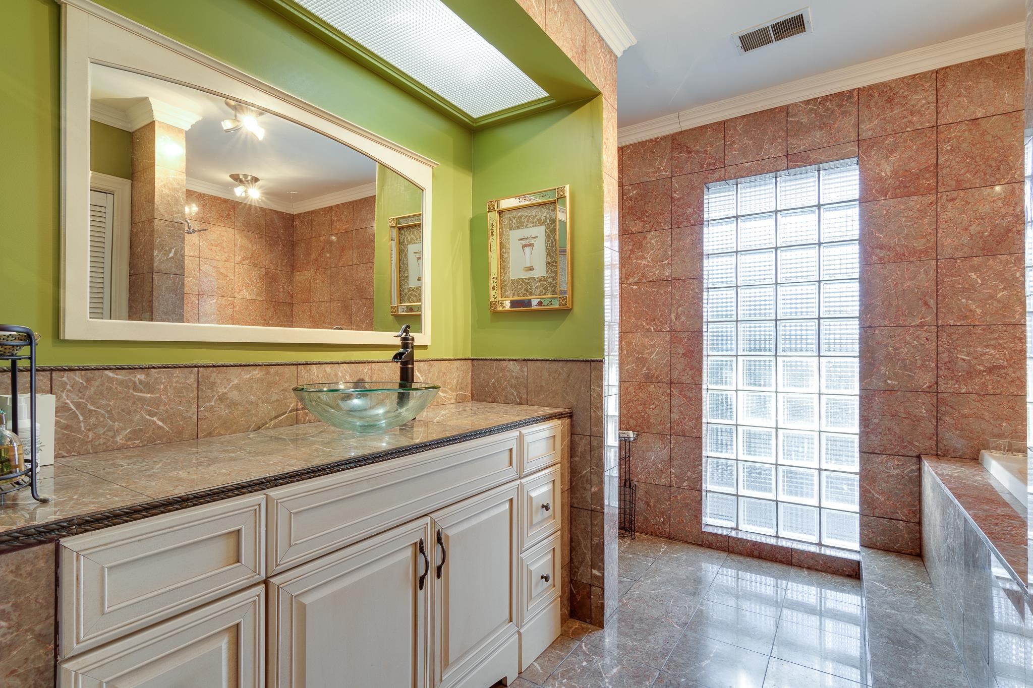 4926 Shady Grove Road Memphis, TN 38117 - Photo 16 of 23 a bathroom with a sink and a mirror