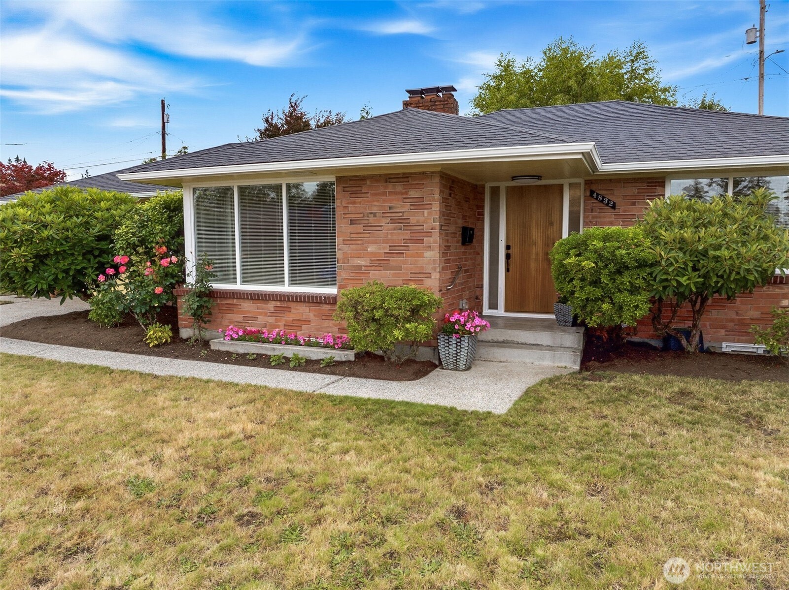4832 Rucker Avenue Everett, WA 98203 - Photo 2 of 37