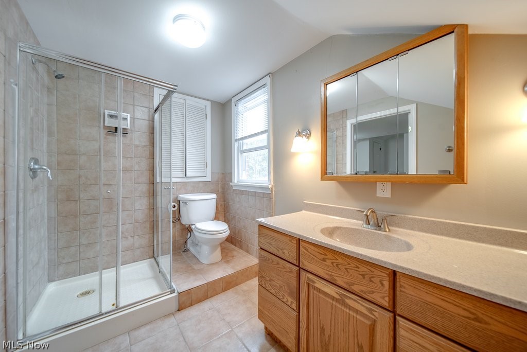 1412 Ford Road Lyndhurst, OH 44124 - Photo 22 of 30 2nd Floor first bath