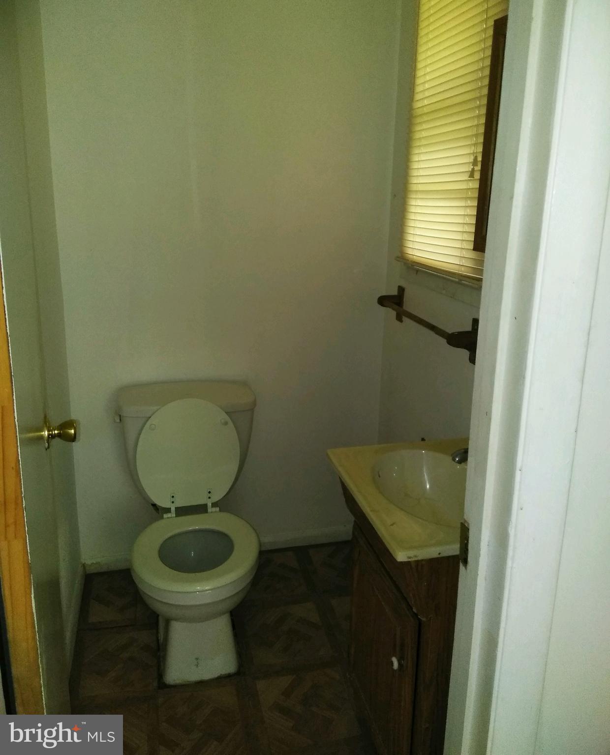 4371 Crest Heights Road Baltimore, MD 21215 - Photo 3 of 15 Bath