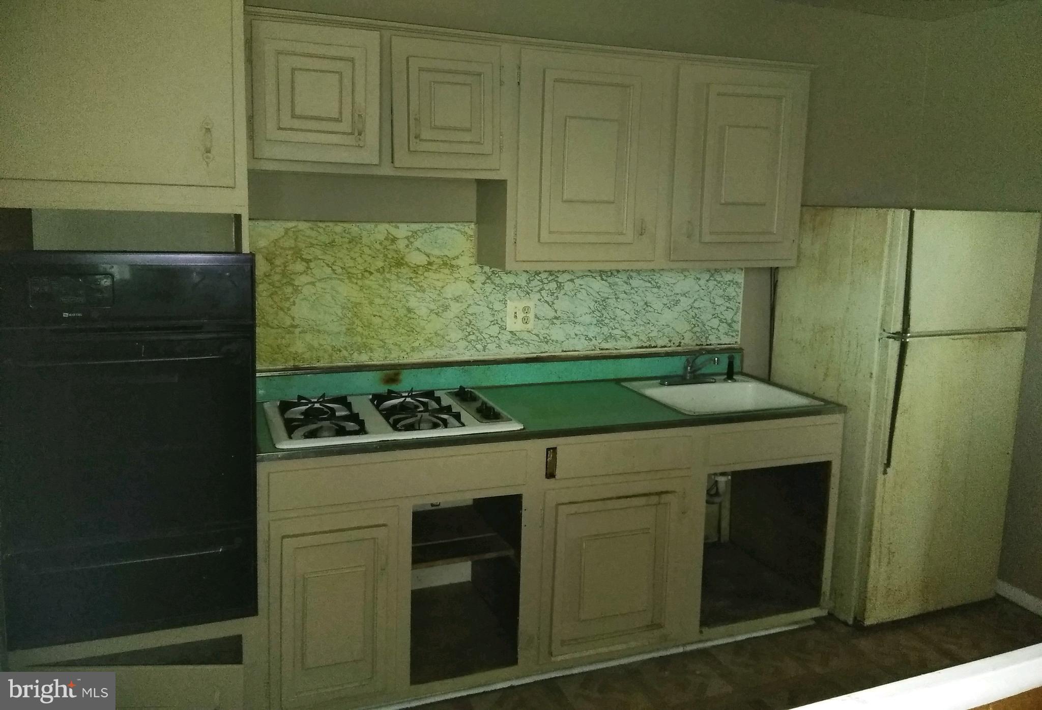 4371 Crest Heights Road Baltimore, MD 21215 - Photo 5 of 15 Kitchen