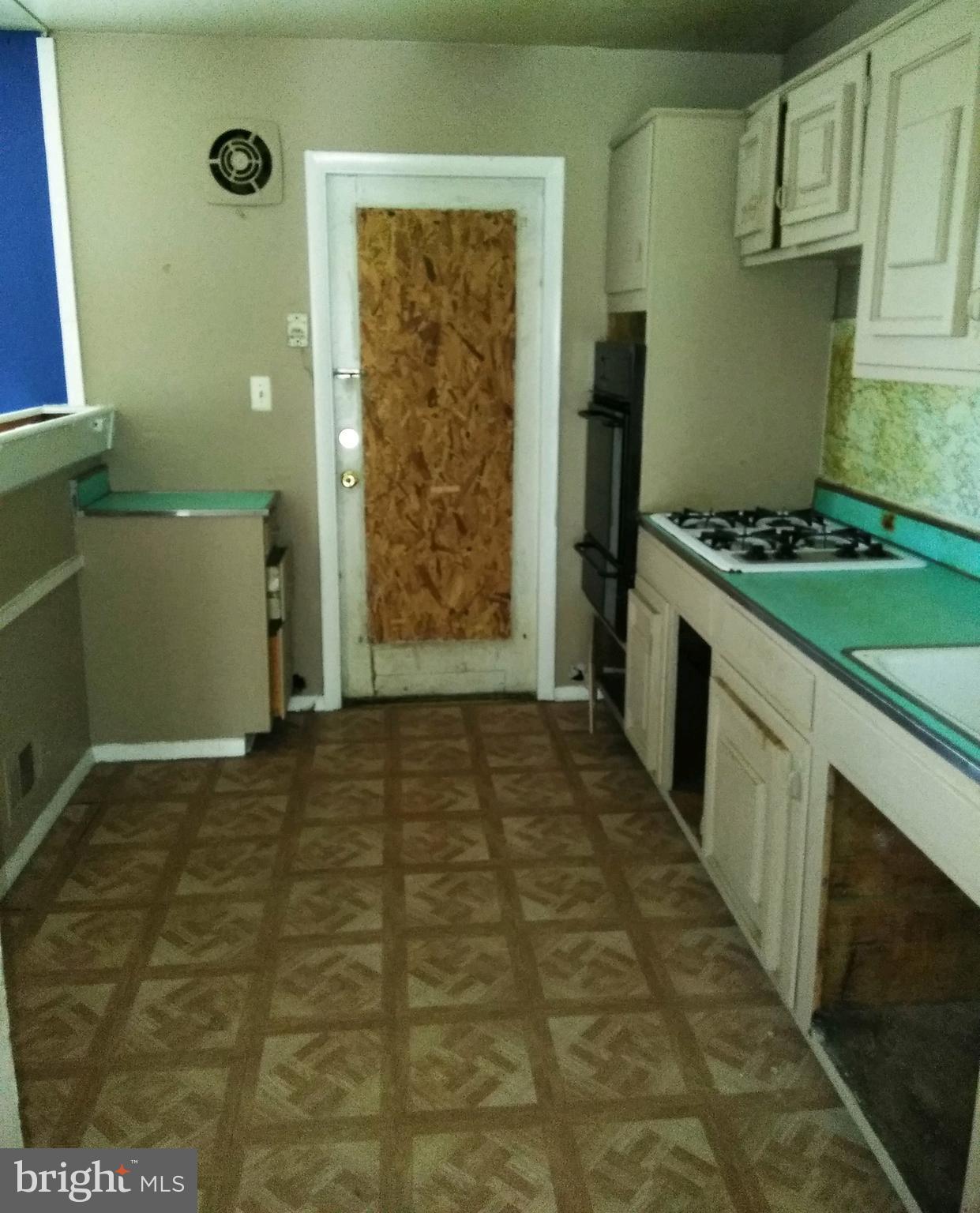 4371 Crest Heights Road Baltimore, MD 21215 - Photo 6 of 15 Kitchen
