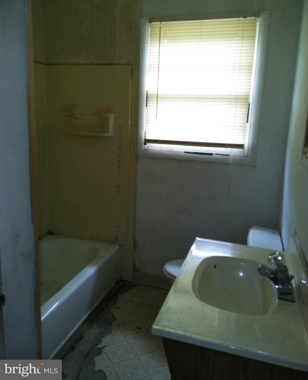4371 Crest Heights Road Baltimore, MD 21215 - Photo 10 of 15 Bath