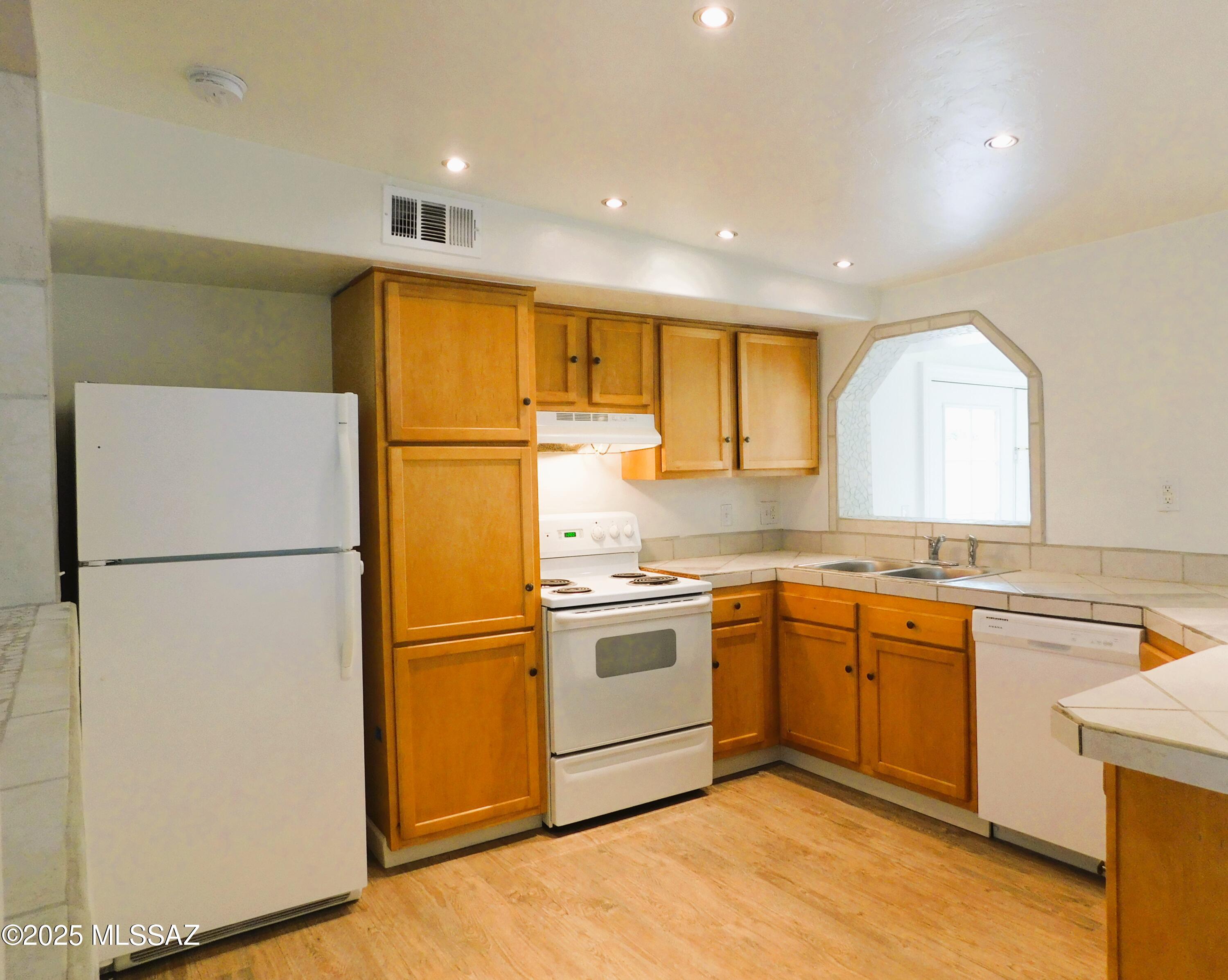7870 North Thornydale Road Tucson, AZ 85741 - Photo 7 of 31