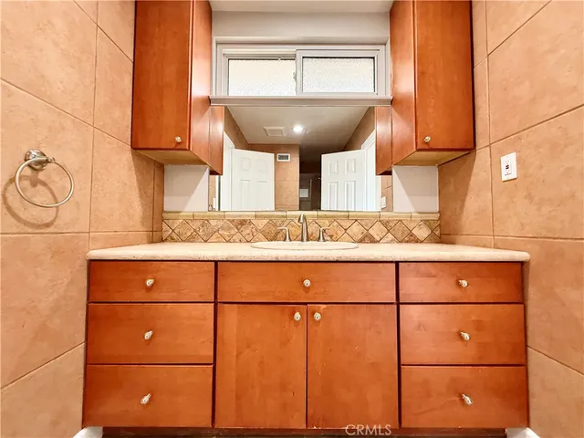 $8,900 | 24204 Calvert Street, Woodland Hills, CA 91367