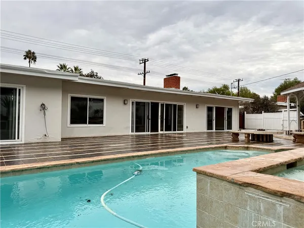 $7,800 | 24204 Calvert Street, Woodland Hills, CA 91367