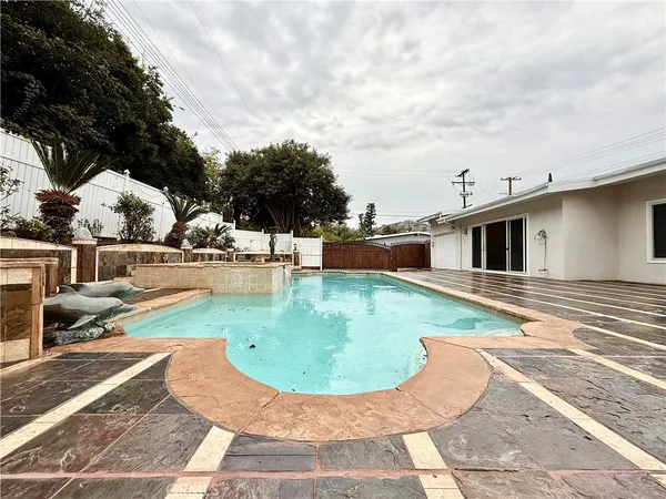 $7,800 | 24204 Calvert Street, Woodland Hills, CA 91367