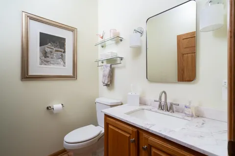 $779,900 | 13737 North Lake Shore Drive, Mequon, WI 53097