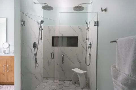 $779,900 | 13737 North Lake Shore Drive, Mequon, WI 53097