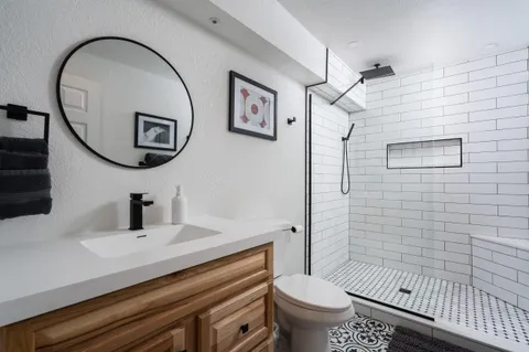 $779,900 | 13737 North Lake Shore Drive, Mequon, WI 53097